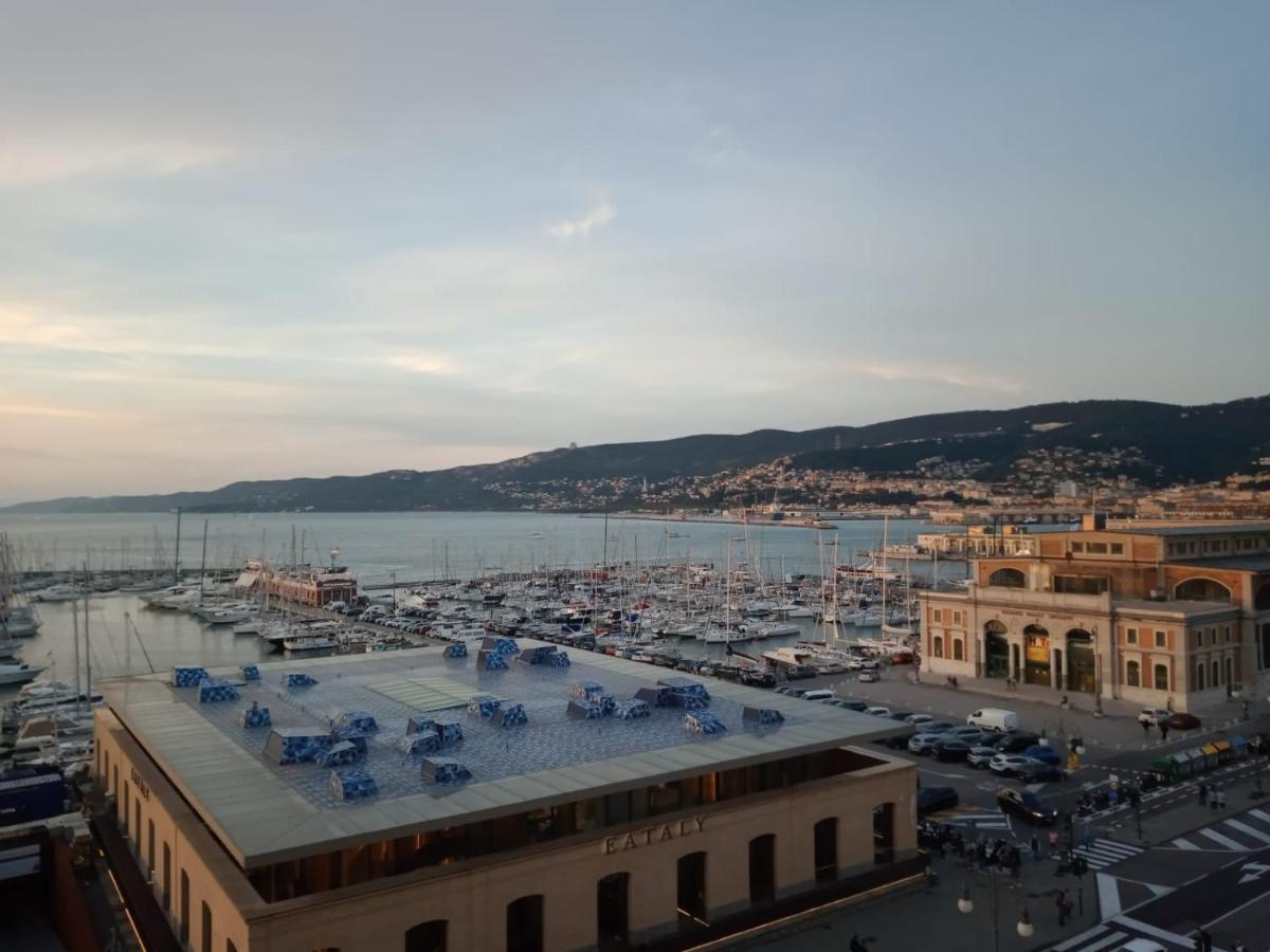 Mansarda Centrale Vista Mare Apartman Trieszt Kültér fotó